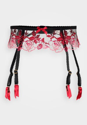 Ce porte-jarretelles en dentelle noire avec broderies florales rouges présente un bord festonné et des brides réglables. Il est agrémenté d'accents en satin noir et rouge.