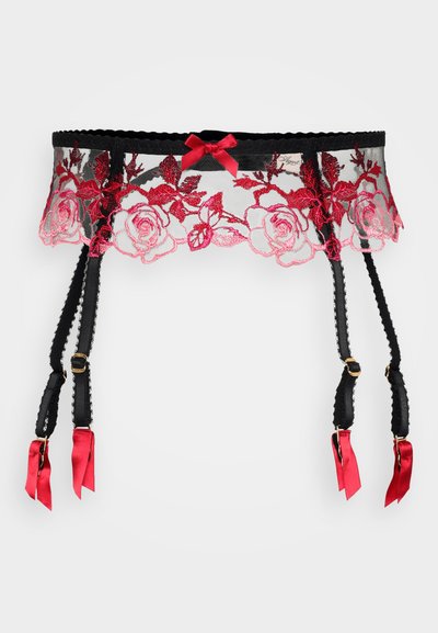 Ce porte-jarretelles en dentelle noire avec broderies florales rouges présente un bord festonné et des brides réglables. Il est agrémenté d'accents en satin noir et rouge.