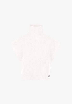Hvit strikket ermeløs genser med høy hals, brede skuldre og ribbestruktur, med en liten rund logo nær kanten.