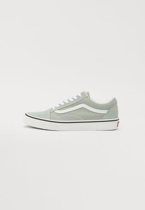 Hellgrüner Sneaker mit niedrigem Schaft, weißem seitlichem Streifen, weißen Schnürsenkeln, weißer Gummisohle und schwarzen Umrissdetails.