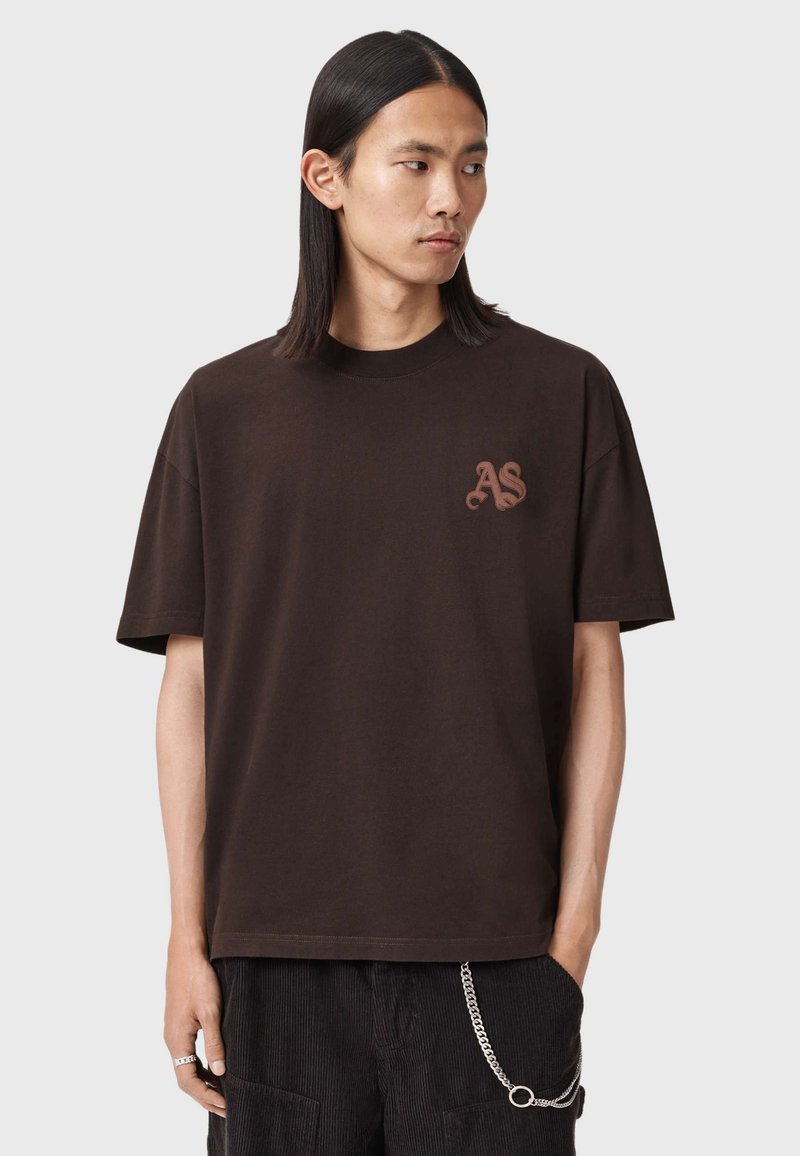 Brązowy bawełniany t-shirt z krótkimi rękawami i okrągłym dekoltem, z małym haftowanym logo "AS" na lewej piersi.