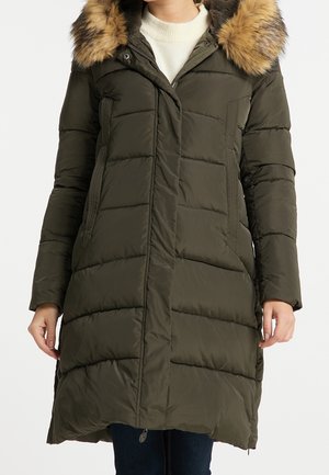 Manteau matelassé long vert olive avec capuche doublée de fourrure, fermeture éclair à l'avant et poches latérales. Présente un motif matelassé et une texture lisse.