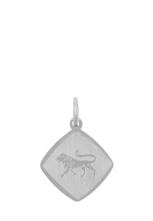 Ciondolo in argento a forma di diamante con un motivo inciso di leone che cammina e un anello per attaccarlo a una collana o braccialetto.