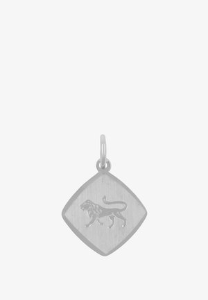 Silberner diamantförmiger Anhänger mit eingraviertem Motiv eines gehenden Löwen und einer Öse zum Befestigen an einer Halskette oder einem Armband.