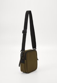 Carhartt WIP ESSENTIALS BAG SMALL UNISEX - Soma ar siksnu pāri ķermenim - highland