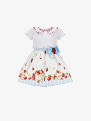 Vestito bianco a maniche corte con colletto arricciato bordato di rosso, nastro blu con fragola e gonna decorata con fragole, fiori e dolci.