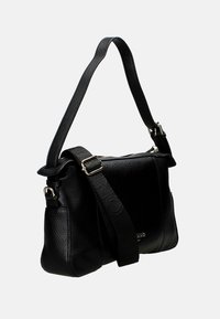 Borsa a spalla in pelle nera con finitura texturizzata, tracolla regolabile e chiusura con zip. Dettaglio di branding notevole sulla tracolla.