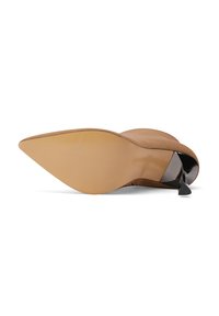 Stiletto in suede marrone con punta affusolata e un accento lucido nero sul tacco. Suola in gomma testurizzata con motivo rigato per una migliore aderenza.