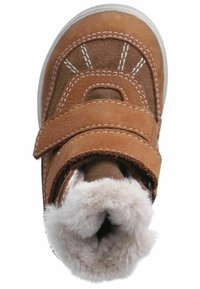 Scarpa per bambini in suede marrone con fodera in pelliccia, due cinturini in velcro regolabili e cucitura bianca. Punta arrotondata e suola in gomma.