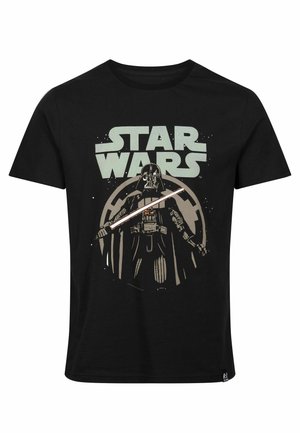 Camiseta de algodón negra con un estampado gráfico de una figura sosteniendo un sable de luz, con el texto "STAR WARS" en letras grandes arriba.