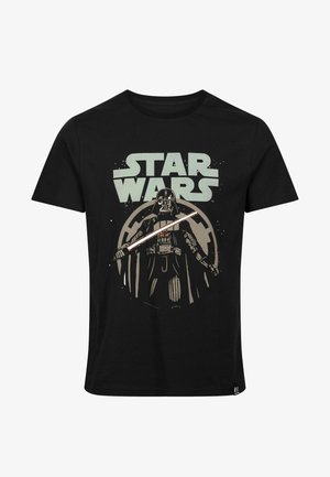 Musta puuvillapaita, jossa on graafinen printti hahmosta, joka pitää valosaberia, ja "STAR WARS" -teksti rohkeilla kirjaimilla ylhäällä.