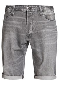 Grå denimshorts med en lätt urtvättad textur. Har upprullade fållar, femfickorsdesign och en metallknappstängning i midjan.