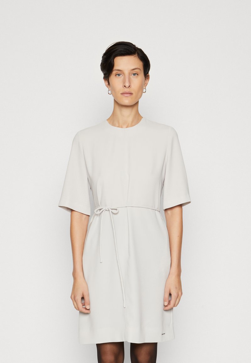 Calvin Klein STRUCTURE MINI SHIFT DRESS - Denní šaty - morning haze