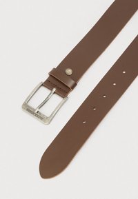 Καφέ δερμάτινη ζώνη με ασημένια μεταλλική αγκράφα που φέρει την εγχάραξη «JACK & JONES», με πέντε τρύπες ρύθμισης και θηλιά ζώνης με πόλο.