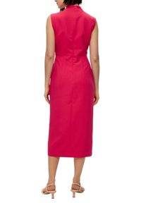 s.Oliver BLACK LABEL MIT TURTLENECK - Etui-jurk - pink