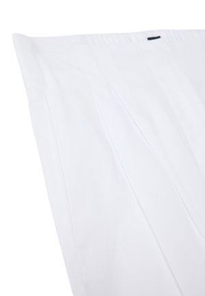 Weiße, plissierte Hosen mit einem elastischen Bund, aus leichtem Stoff gefertigt, zeichnen sich durch klare Linien und eine glatte Textur aus.