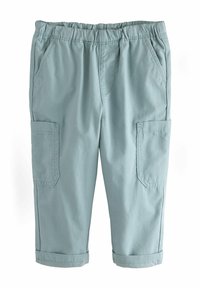Pantalons cargo bleu clair, arrivant au genou, avec une taille élastique, des poches latérales et des poches à soufflet sur les jambes. Fabriqués en tissu doux avec une texture lisse.