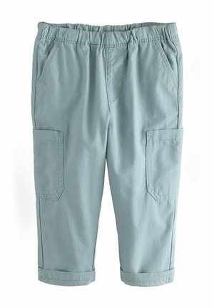 Pantaloni cargo de culoare albastru deschis, până la genunchi, cu talie elastică, buzunare laterale și buzunare cu clapetă pe picioare. Realizați dintr-un material moale cu o textură netedă.