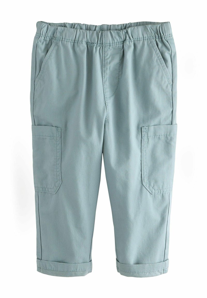 Pantalons cargo bleu clair, arrivant au genou, avec une taille élastique, des poches latérales et des poches à soufflet sur les jambes. Fabriqués en tissu doux avec une texture lisse.