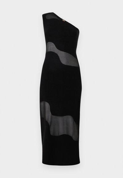 Vestido preto de um ombro só com uma silhueta ajustada, apresentando detalhes de painéis transparentes em um padrão ondulado, feito de um material suave e leve.
