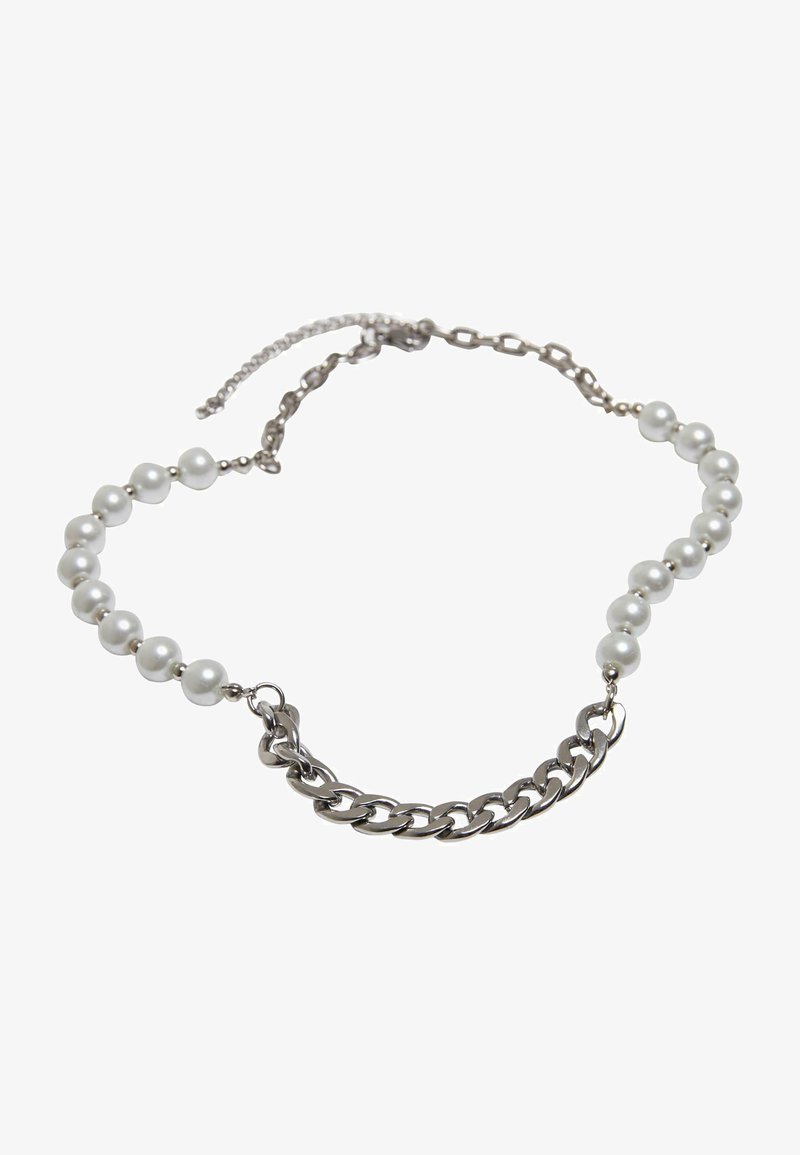 Sølvkjede med hvite perler, med veksling mellom lenker og lås som gir justerbar størrelse. Elegant og moderne design.