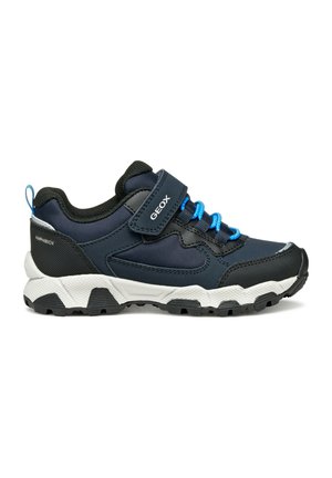 Baskets de sport bleu marine avec une tige en maille noire, une semelle intermédiaire en caoutchouc blanche et une semelle extérieure texturée noire. Présentent des lacets bleus et une sangle Velcro.