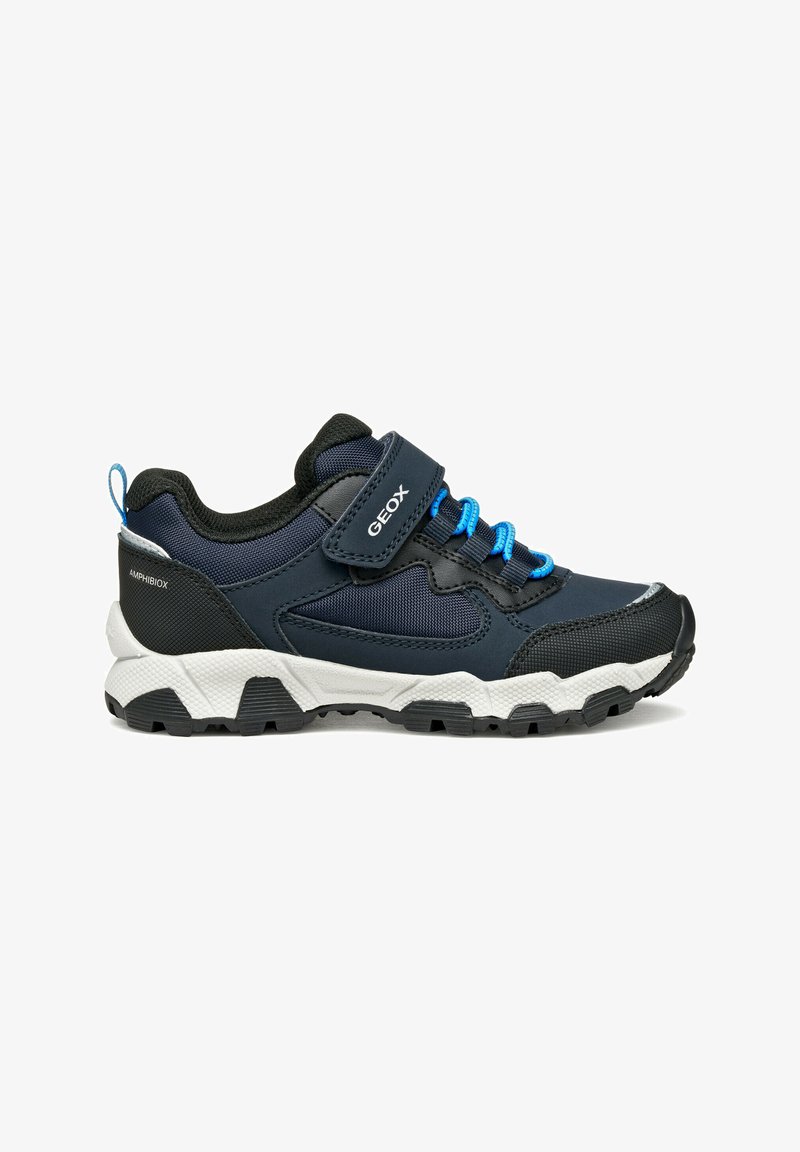 Scarpe da ginnastica blu navy con parte superiore in mesh nera, suola intermedia in gomma bianca e suola nera testurizzata. Presentano lacci blu e una fascia in Velcro.