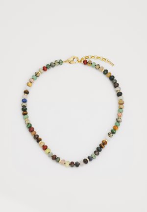 Mønstret perlekæde i flere farver med forskellige stenperler, udstyret med en guldfarvet lås og en forlængerkæde til justerbar længde.