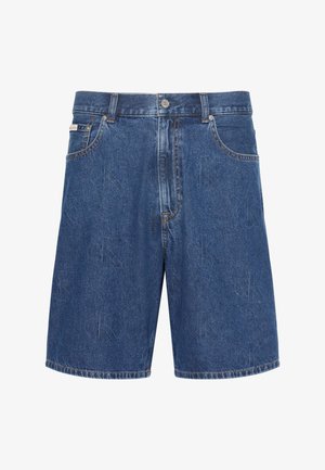 Short en denim bleu pour homme avec bouton à l'avant, passants de ceinture, poches latérales et logos « CK » embossés discrets sur tout le tissu.