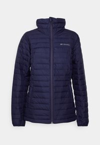 Granatowa kurtka typu puffer z zamkiem błyskawicznym, wysokim kołnierzem i poziomymi przeszyciami. Posiada logo na górnym lewym boku. Wykonana z lekkiego materiału.