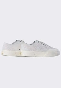 Sneaker grigi chiaro con finitura in suede testurizzato, punta rotonda, suola in gomma bianca e lacci piatti, dotati di occhielli in metallo per l'allacciatura.