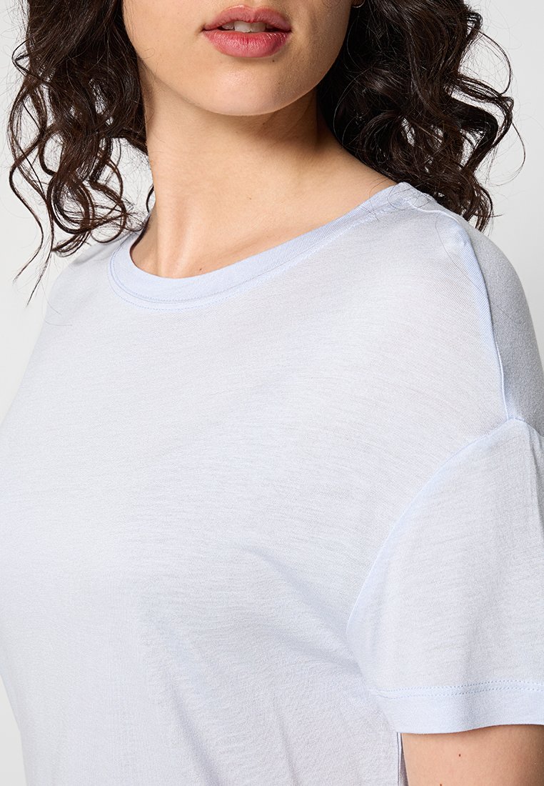 Helles blaues Kurzarm-T-Shirt mit Rundhalsausschnitt, aus weichem Material und in lockerer Passform. Einfaches Design ohne Muster oder Akzente.