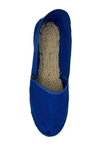 Espadrille en toile bleue avec une semelle intérieure en jute tressé, présentant des détails cousus le long des bords et un design à bout rond.