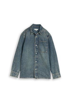 Langärmelige blaue Jeansjacke mit Knopfleiste, einer Brusttasche und spitzem Kragen, flach auf weißem Hintergrund dargestellt.