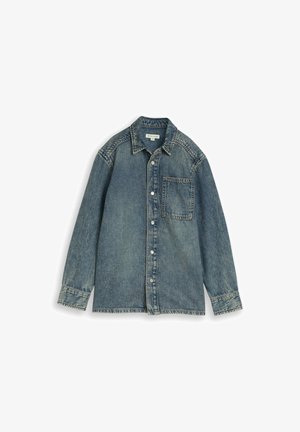 Giacca di jeans blu a maniche lunghe con chiusura a bottoni, tasca sul petto singola e colletto appuntito, mostrata distesa su sfondo bianco.