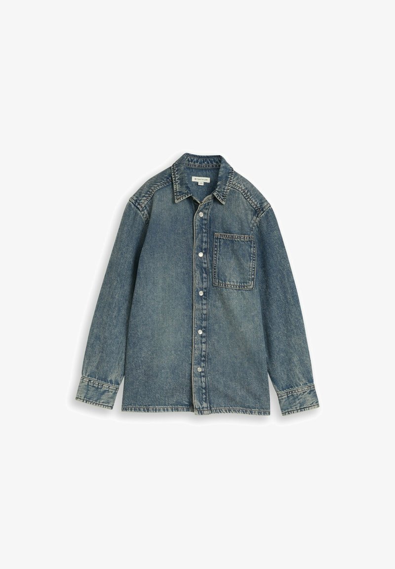 Veste en denim bleu à manches longues avec fermeture à boutons, poche poitrine simple et col pointu, présentée à plat sur fond blanc.