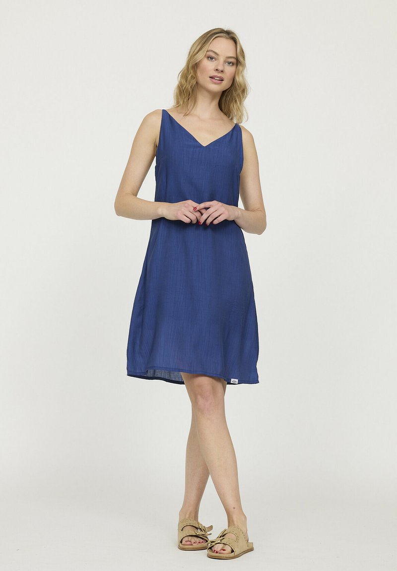 Robe sans manches de couleur bleu profond, avec un décolleté en V, une silhouette fluide et un tissu texturé subtil. Style décontracté avec une longueur de jupe mi-genou.