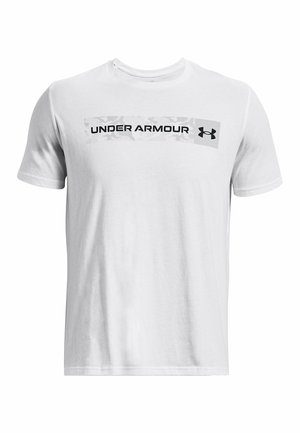Camiseta blanca de algodón con un logo negro de "UNDER ARMOUR" sobre un fondo gris de camuflaje en el pecho. Mangas cortas y cuello redondo.