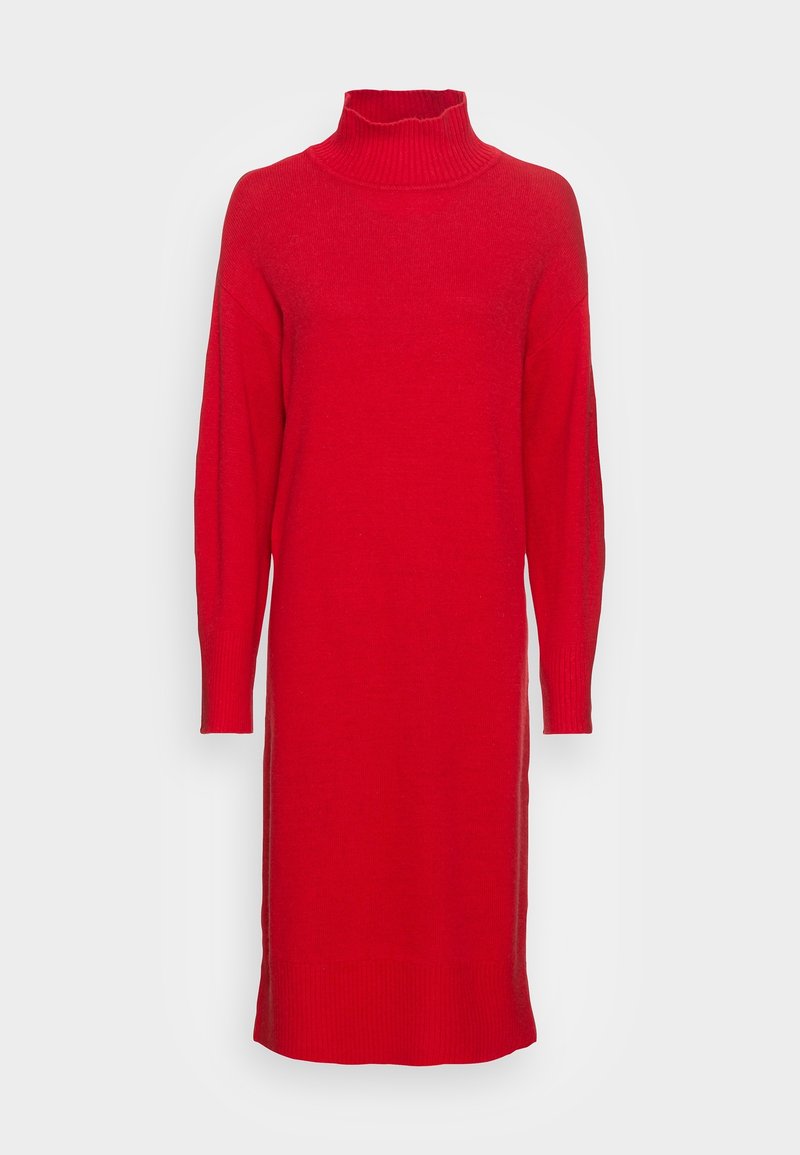 Robe pull rouge à manches longues tricotée avec un col montant et un ourlet côtelé, présentée sur un fond uni.