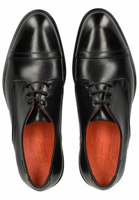 Scarpe da uomo in pelle nera con finitura liscia, punta rotonda e dettagli con lacci. L'interno presenta una vivace fodera arancione. Suola piatta.