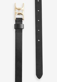 Cintura in pelle nera con una fibbia lucida in oro che presenta un design a doppio anello. Decorata con cuciture lungo la banda e fori per la regolazione.