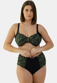 Haut de bikini à motifs de feuilles de palmier vertes avec armature et accents dorés. Bas taille haute noir avec des détails assortis. Texturé en tissu lisse.