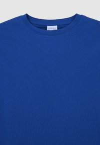 Niebieska koszulka z okrągłym dekoltem, wykonana z miękkiej bawełny o gładkiej fakturze. Posiada prosty design i metkę oznaczoną "Terranova."