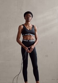 Nike Performance INDY PLUNGE BRA - Vidēja atbalsta sporta krūšturis - black/white