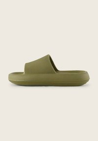 Sandale en caoutchouc verte avec un dessus texturé et un design minimal. Caractérisée par une large lanière et une semelle rembourrée pour plus de confort.
