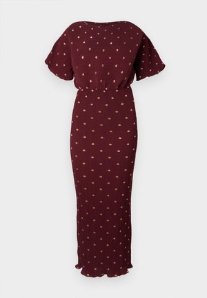 Abito bordeaux con maniche corte, texture plissettata e motivo a pois dorati. Vita aderente con un design fluente che arriva fino al pavimento.