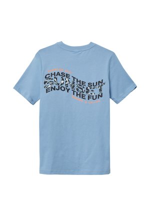 Helles blaues Baumwoll-T-Shirt mit auffälligem, bedrucktem Text in Schwarz, Orange und gemusterten Stilen, mit kurzen Ärmeln und Rundhalsausschnitt.