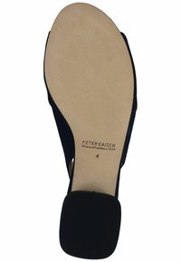 Suola di scarpa in camoscio nero con una fodera beige liscia. Caratterizzata da un tacco basso a blocco e dal nome del marchio in rilievo con il numero di misura.