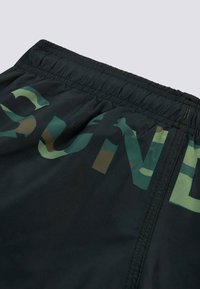 Costume da bagno neri con vita elastica, caratterizzati da una grande stampa camouflage nelle tonalità di verde e marrone sul davanti.