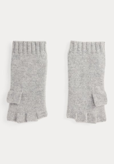 Luvas cinzentas de malha sem dedos com punhos canelados, apresentando uma textura macia e pontas abertas para o polegar e dedos, proporcionando calor e flexibilidade.